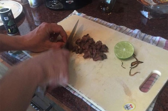 صور مقززة.. رجل يطهو قدمه المبتورة ويطعمها لاصدقائه! صورة رقم 3