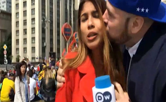  بالفيديو: مواقف محرجة ومضحكة للمذيعين اثناء تغطية مباريات كأس العالم صورة رقم 2