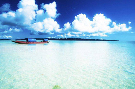 صور 10 شواطئ ساحرة.. الأنقى والأجمل في العالم صورة رقم 6