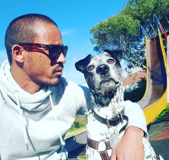 حيوانات تقلد أصحابها بحركات طريفة أثناء التقاط الصور صورة رقم 10