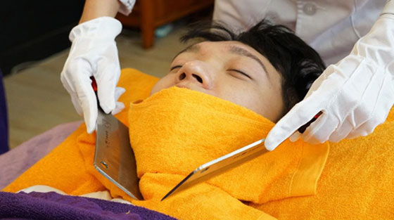 بالفيديو: العلاج بالسكاكين.. هل تجرؤ على تجربة علاج التدليك هذا؟ صورة رقم 8