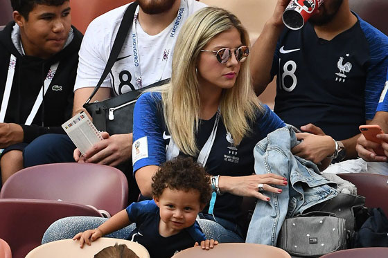 المشجعات الفرنسيات خطفن الأضواء بفوز منتخب بلادهن بكأس العالم صورة رقم 3 المشجعات الفرنسيات خطفن الأضواء بفوز منتخب بلادهن بكأس العالم صورة رقم 3