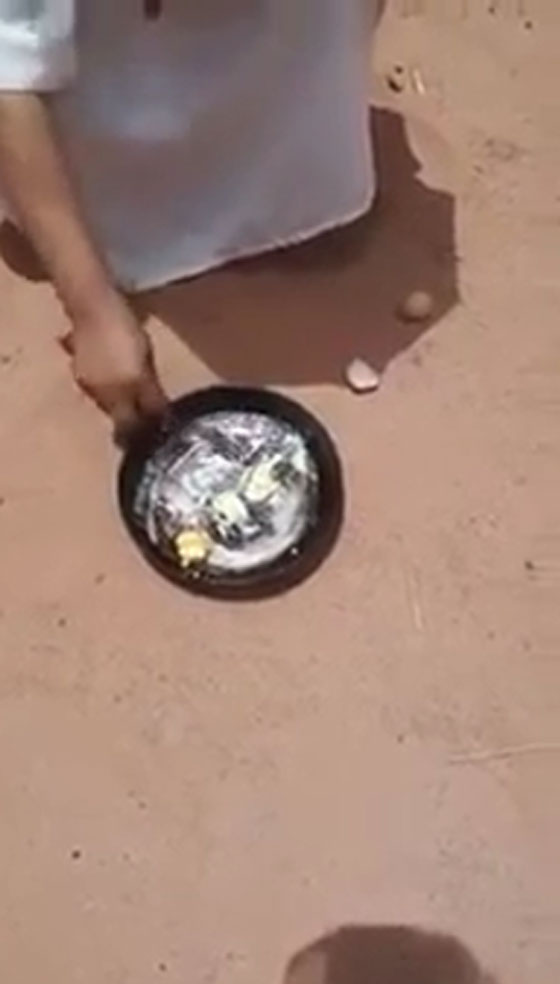 فيديو طريف: في الجزائر قلي البيض فوق الرمل من شدة حرارة الشمس صورة رقم 2