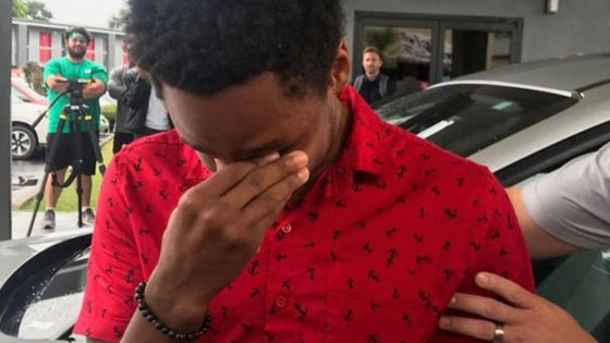  موظف قطع مسافة 20 ميلا مشيا على الاقدام  ليلحق بيوم عمله الأول.. والهدية مفاجأة صورة رقم 1