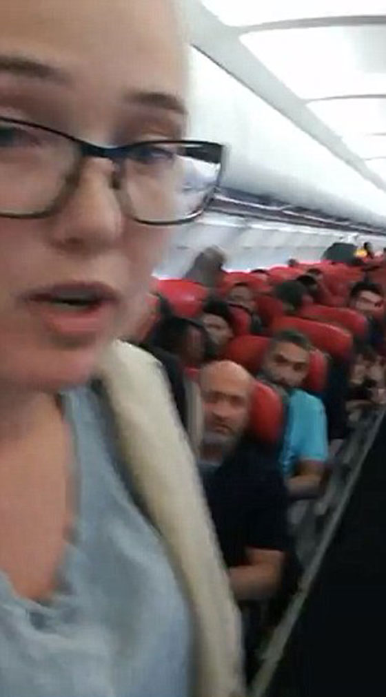 بعد الفيديو البطولي.. الشابة السويدية التي أوقفت ترحيل مهاجر أفغاني تواجه السجن! صورة رقم 2 بعد الفيديو البطولي.. الشابة السويدية التي أوقفت ترحيل مهاجر أفغاني تواجه السجن! صورة رقم 2