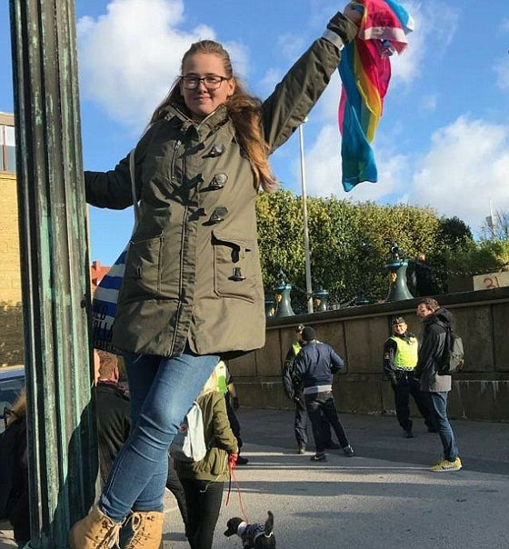 بعد الفيديو البطولي.. الشابة السويدية التي أوقفت ترحيل مهاجر أفغاني تواجه السجن! صورة رقم 6 بعد الفيديو البطولي.. الشابة السويدية التي أوقفت ترحيل مهاجر أفغاني تواجه السجن! صورة رقم 6