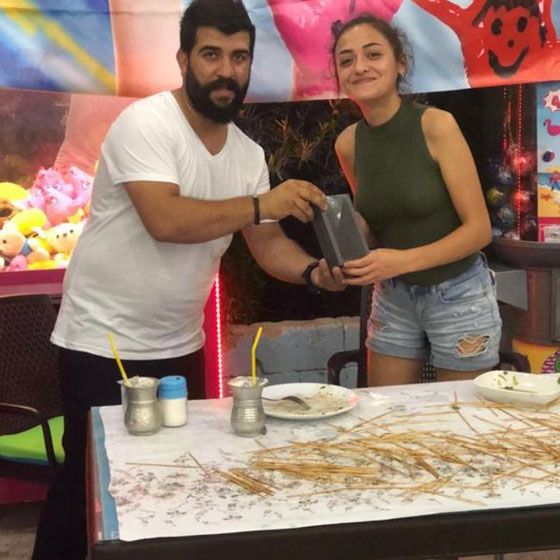 فيديو وصور.. فتاة تركية تأكل 255 سيخ كباب في 23 دقيقة  صورة رقم 5