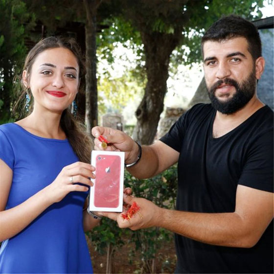 فيديو وصور.. فتاة تركية تأكل 255 سيخ كباب في 23 دقيقة  صورة رقم 4