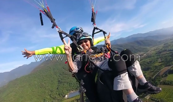عجوز تايوانية (93 عاما) تقوم بمغامرة جنونية بجولة طيران مظلي صورة رقم 1