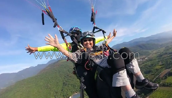 عجوز تايوانية (93 عاما) تقوم بمغامرة جنونية بجولة طيران مظلي صورة رقم 2
