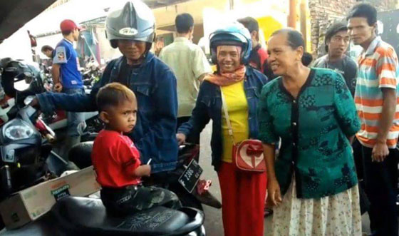  طفل اندونيسي عمره عامان يدخّن 40 سيجارة يومياً.. فيديو وصور صورة رقم 3