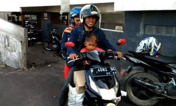  طفل اندونيسي عمره عامان يدخّن 40 سيجارة يومياً.. فيديو وصور صورة رقم 6