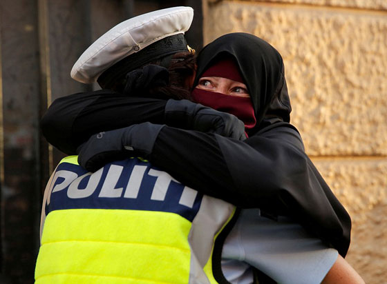 في الدنمارك: عرض أزياء (احتجاجي) بالبرقع والنقاب صورة رقم 6