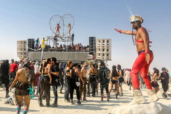  الرجل المحترق.. أغرب مهرجان في العالم صورة رقم 13