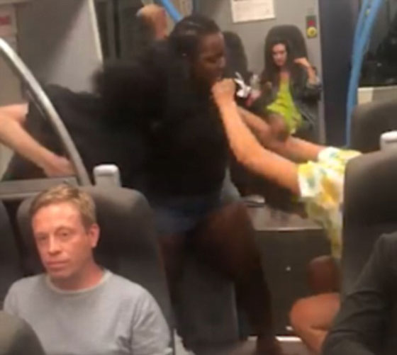 بالفيديو: قتال عنيف داخل قطار في لندن والسبب.. ساندويتش! صورة رقم 1 بالفيديو: قتال عنيف داخل قطار في لندن والسبب.. ساندويتش! صورة رقم 1