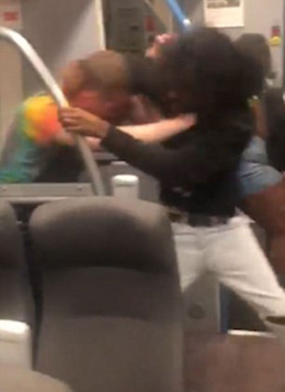 بالفيديو: قتال عنيف داخل قطار في لندن والسبب.. ساندويتش! صورة رقم 2 بالفيديو: قتال عنيف داخل قطار في لندن والسبب.. ساندويتش! صورة رقم 2