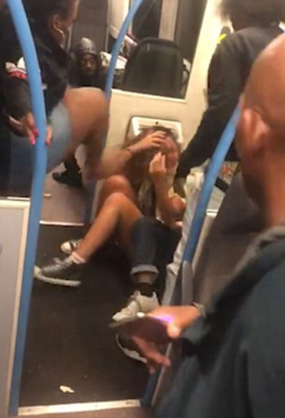 بالفيديو: قتال عنيف داخل قطار في لندن والسبب.. ساندويتش! صورة رقم 3 بالفيديو: قتال عنيف داخل قطار في لندن والسبب.. ساندويتش! صورة رقم 3