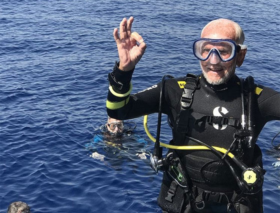 فيديو وصور: عجوز بريطاني (95 عاما) يحطم الرقم القياسي في الغوص صورة رقم 11