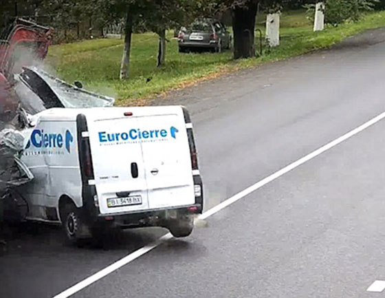 فيديو صادم.. سائق يغفو خلف عجلة القيادة فيتسبب بحادث سير مروع! صورة رقم 3