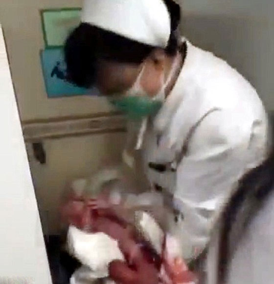 إنقاذ طفل حديث الولادة من الموت بعد أن تخلصت منه أمه في المرحاض! فيديو صورة رقم 1