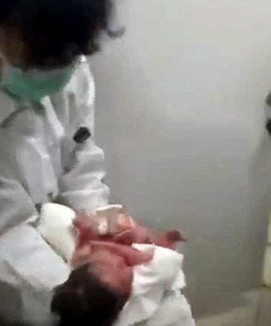 إنقاذ طفل حديث الولادة من الموت بعد أن تخلصت منه أمه في المرحاض! فيديو صورة رقم 3