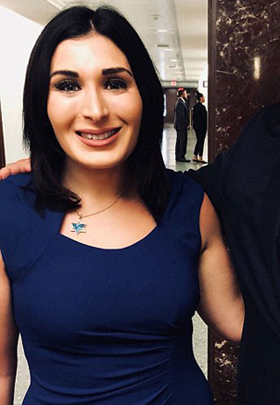 بالفيديو: نائب أمريكي يُسكت ناشطة بطريقة غريبة ومبتكرة مثيرة للضحك صورة رقم 6
