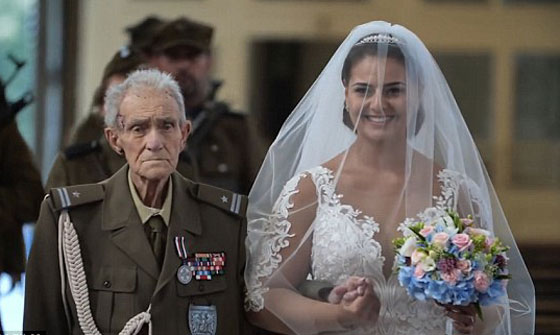 بالفيديو والصور.. عجوز (94 عاما) يحقق حلمه قبل يومين من وفاته! صورة رقم 1