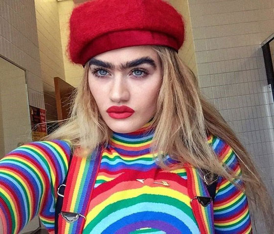 فيديو وصور.. عارضة ازياء حسناء أمريكية بحواجب متصلة مصدر إلهام للكثيرين صورة رقم 2
