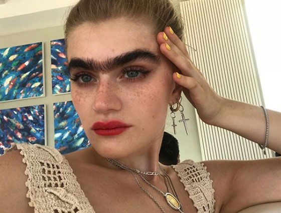 فيديو وصور.. عارضة ازياء حسناء أمريكية بحواجب متصلة مصدر إلهام للكثيرين صورة رقم 4
