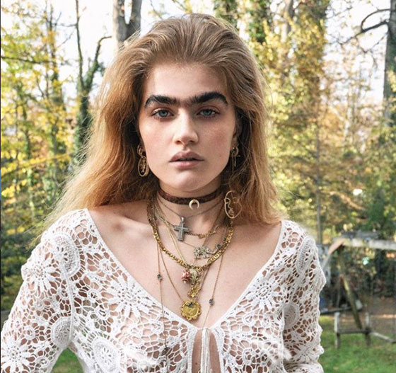 فيديو وصور.. عارضة ازياء حسناء أمريكية بحواجب متصلة مصدر إلهام للكثيرين صورة رقم 7