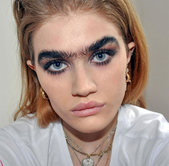فيديو وصور.. عارضة ازياء حسناء أمريكية بحواجب متصلة مصدر إلهام للكثيرين صورة رقم 8