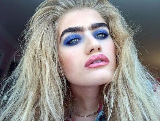 فيديو وصور.. عارضة ازياء حسناء أمريكية بحواجب متصلة مصدر إلهام للكثيرين صورة رقم 11