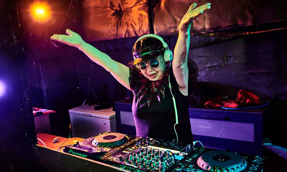 بالفيديو والصور: يابانية عمرها 83 عاما تعمل DJ ودخلت موسوعة (غينيس)  صورة رقم 4