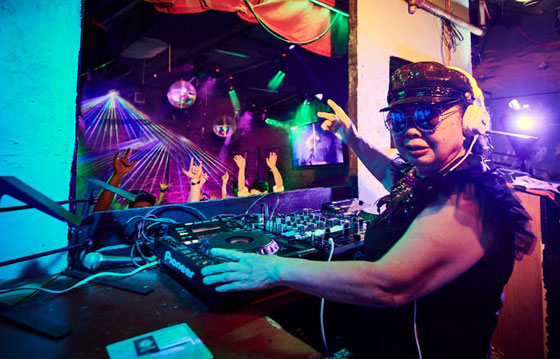 بالفيديو والصور: يابانية عمرها 83 عاما تعمل DJ ودخلت موسوعة (غينيس)  صورة رقم 3
