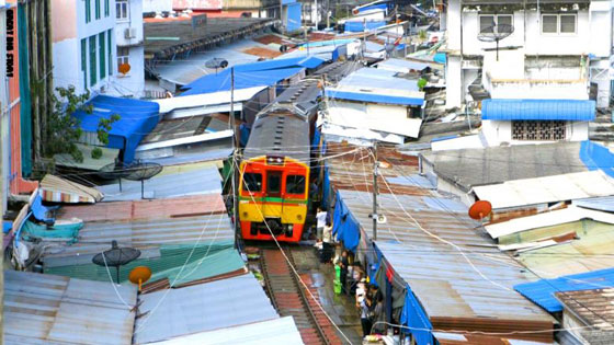 فيديو مدهش.. قطار يمر وسط سوق في تايلاند صورة رقم 2