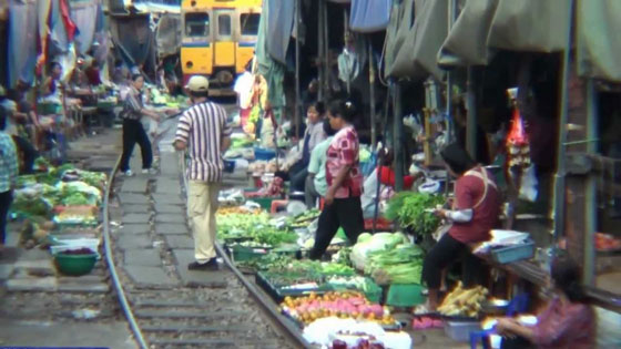 فيديو مدهش.. قطار يمر وسط سوق في تايلاند صورة رقم 7