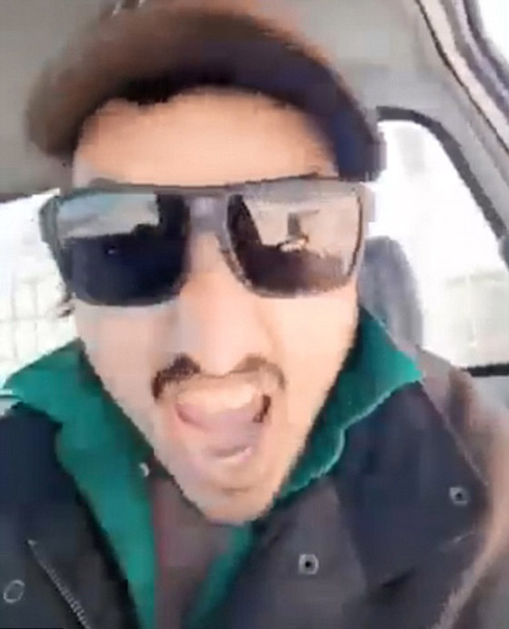 فيديو قاسي.. سائق أسترالي يقوم بدهس موكب من النعام عن عمد وهو يضحك! صورة رقم 5 فيديو قاسي.. سائق أسترالي يقوم بدهس موكب من النعام عن عمد وهو يضحك! صورة رقم 5