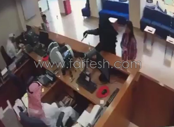 بالفيديو.. سطو مسلح على بنك في الكويت بنقاب وعباية ومسدس لعبة مزيف! صورة رقم 1 بالفيديو.. سطو مسلح على بنك في الكويت بنقاب وعباية ومسدس لعبة مزيف! صورة رقم 1