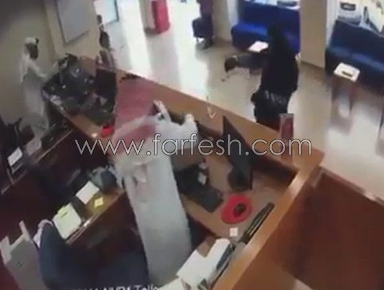 بالفيديو.. سطو مسلح على بنك في الكويت بنقاب وعباية ومسدس لعبة مزيف! صورة رقم 2 بالفيديو.. سطو مسلح على بنك في الكويت بنقاب وعباية ومسدس لعبة مزيف! صورة رقم 2