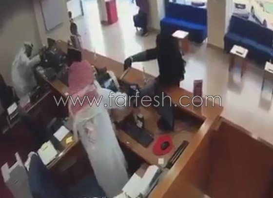 بالفيديو.. سطو مسلح على بنك في الكويت بنقاب وعباية ومسدس لعبة مزيف! صورة رقم 3 بالفيديو.. سطو مسلح على بنك في الكويت بنقاب وعباية ومسدس لعبة مزيف! صورة رقم 3