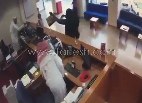بالفيديو.. سطو مسلح على بنك في الكويت بنقاب وعباية ومسدس لعبة مزيف! صورة رقم 4 بالفيديو.. سطو مسلح على بنك في الكويت بنقاب وعباية ومسدس لعبة مزيف! صورة رقم 4