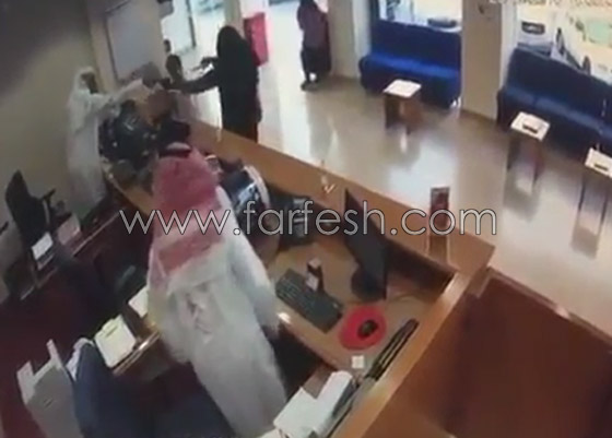 بالفيديو.. سطو مسلح على بنك في الكويت بنقاب وعباية ومسدس لعبة مزيف! صورة رقم 5 بالفيديو.. سطو مسلح على بنك في الكويت بنقاب وعباية ومسدس لعبة مزيف! صورة رقم 5