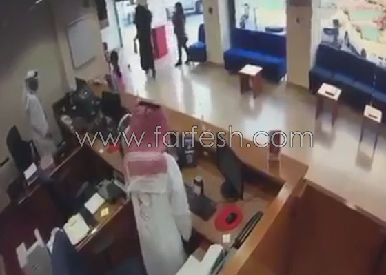 بالفيديو.. سطو مسلح على بنك في الكويت بنقاب وعباية ومسدس لعبة مزيف! صورة رقم 6 بالفيديو.. سطو مسلح على بنك في الكويت بنقاب وعباية ومسدس لعبة مزيف! صورة رقم 6
