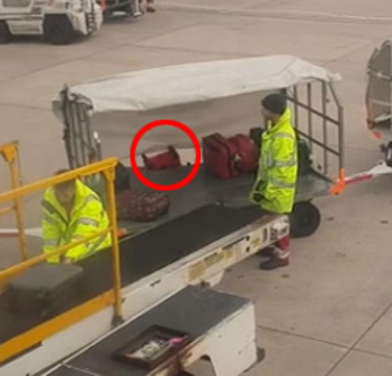 فيديو يثير الغضب: هكذا ترمى حقائب المسافرين في المطارات صورة رقم 6 فيديو يثير الغضب: هكذا ترمى حقائب المسافرين في المطارات صورة رقم 6
