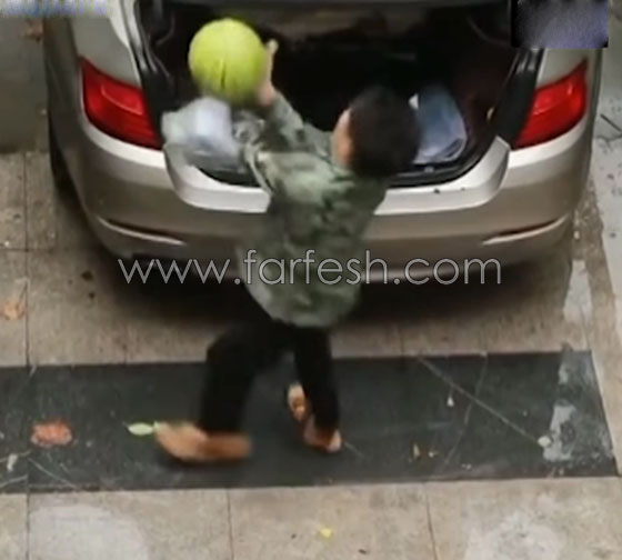 بالفيديو.. شاهدو بطيخة تحرج رجلا مرتين  صورة رقم 1