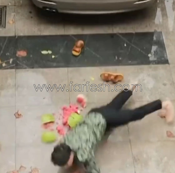 بالفيديو.. شاهدو بطيخة تحرج رجلا مرتين  صورة رقم 2