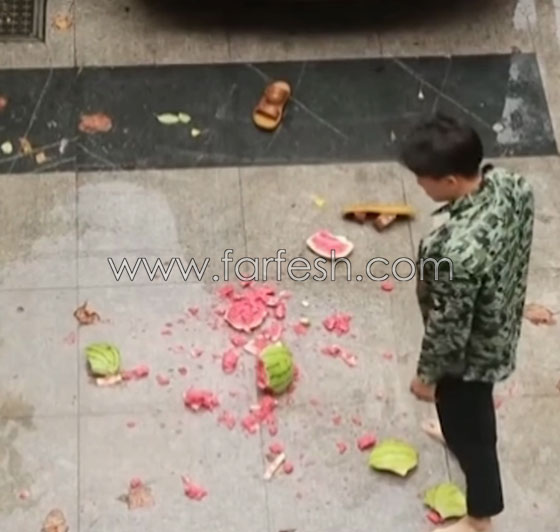 بالفيديو.. شاهدو بطيخة تحرج رجلا مرتين  صورة رقم 3