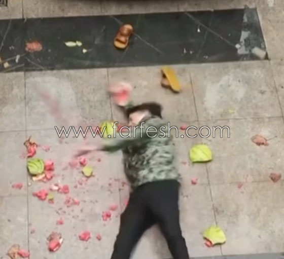 بالفيديو.. شاهدو بطيخة تحرج رجلا مرتين  صورة رقم 5