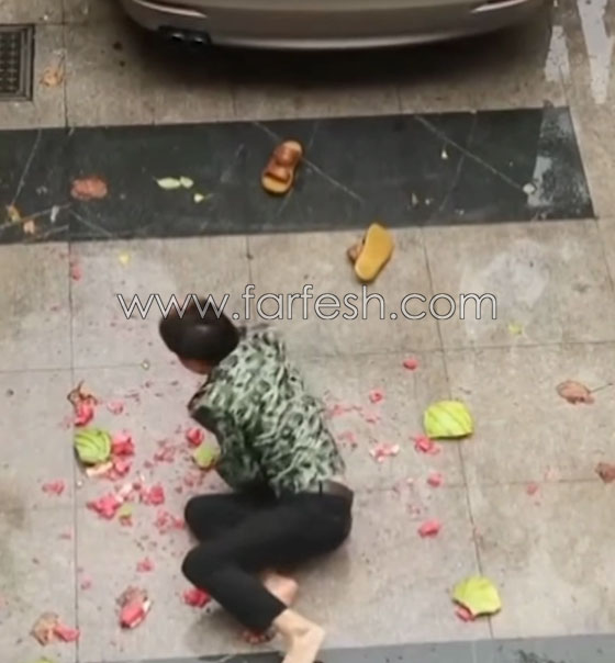 بالفيديو.. شاهدو بطيخة تحرج رجلا مرتين  صورة رقم 6