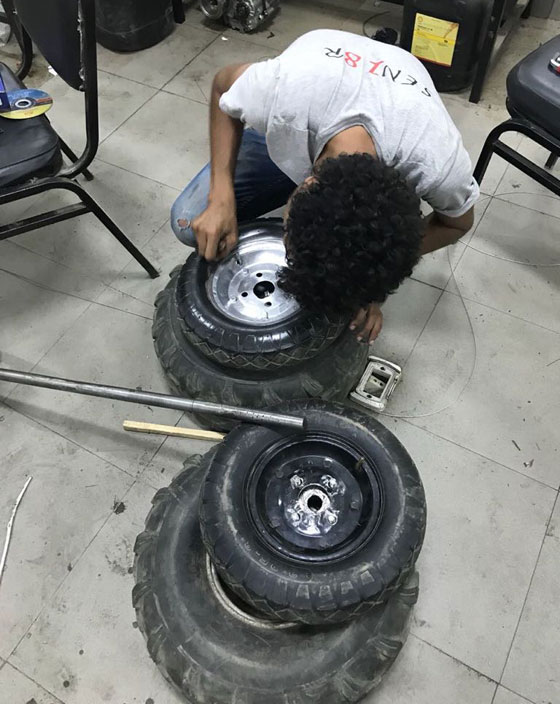 بالفيديو: 9 طلاب مصريين يبتكرون سيارة تعمل بالهواء لتوفير الطاقة والتكلفة صورة رقم 14
